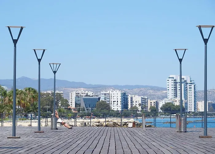 Artemis 3, Beachfront Boutique Apartment *