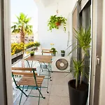 Artemis 3, Beachfront Boutique Apartment *